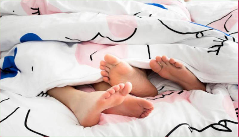 Lavarse los pies antes de ir a dormir contribuye a bajar la temperatura corporal
